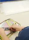 sticker van kwaliteitscontrole die op product wordt geplakt